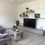 Vivienda Amplia Y Luminosa A Escasos Metros De La Playa De Cangas. Apartamento *