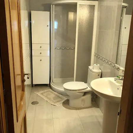 Vivienda Amplia Y Luminosa A Escasos Metros De La Playa De Cangas. *