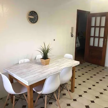 Vivienda Amplia Y Luminosa A Escasos Metros De La Playa De Cangas. Apartment *