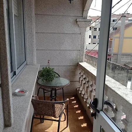Vivienda Amplia Y Luminosa A Escasos Metros De La Playa De Cangas. Apartment