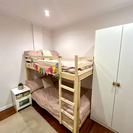 Vivienda Amplia Y Luminosa A Escasos Metros De La Playa De Cangas.